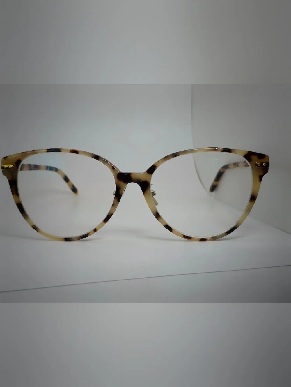 Lucia. Tortoiseshell Round Women’s Fashion. Gold Highlights Corners.